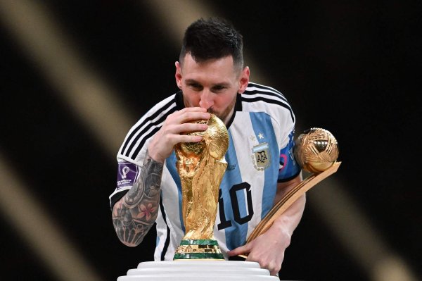 Không thể nào quên suốt đời! Antonella được chụp ảnh với một hình nền di động cho Messi Kissing Herc