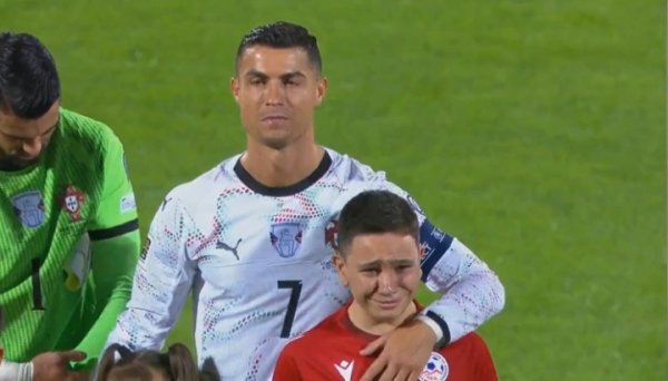 Ngôi sao thành công theo đuổi! Caddy nhỏ anh ta mang theo khi Ronaldo vào tòa án rất phấn khích đến 