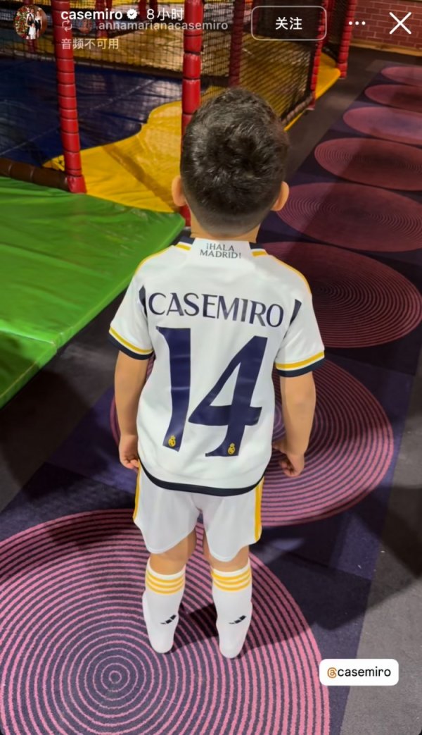 Tình yêu sâu sắc! Casemiro đã đăng một bức ảnh của con trai anh ấy mặc chiếc áo số 14 Real Madrid vớ