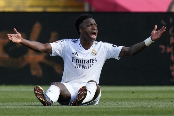 Vinicius bày tỏ sự không hài lòng với việc được thay thế? Alonso: Có lẽ tôi đã thay đổi quá sớm, và 