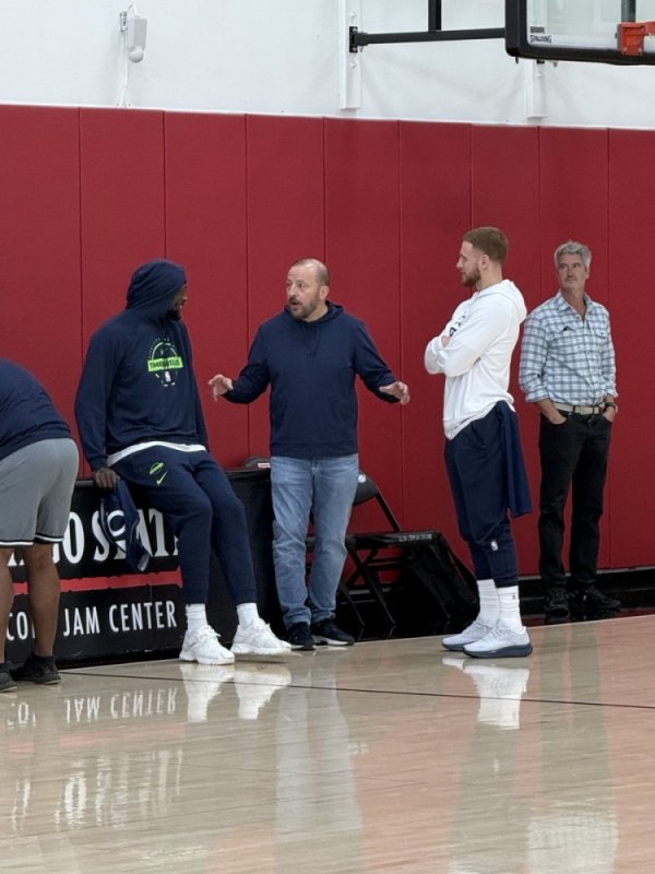 Có nhiều người quen cũ! Thibodeau xuất hiện tại trại huấn luyện Timberwolves và giao tiếp với Randal