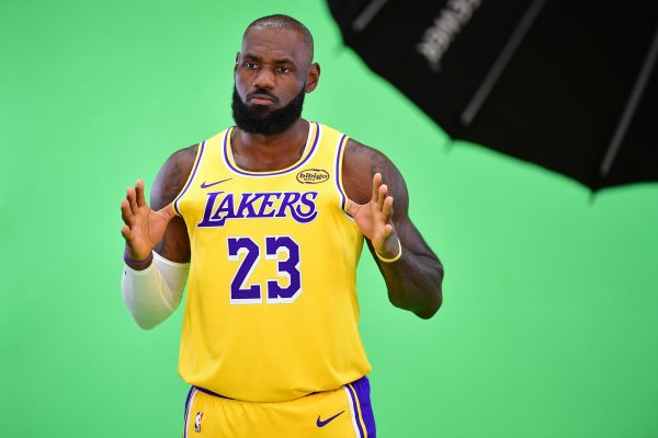 Fan kiện James: Kobe không có tiền ra trận khi giải nghệ nên mong được nhìn James giải nghệ